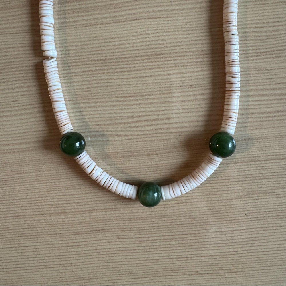 Vintage Natural Shell Necklace with Green Beads - Picture 3 of 4